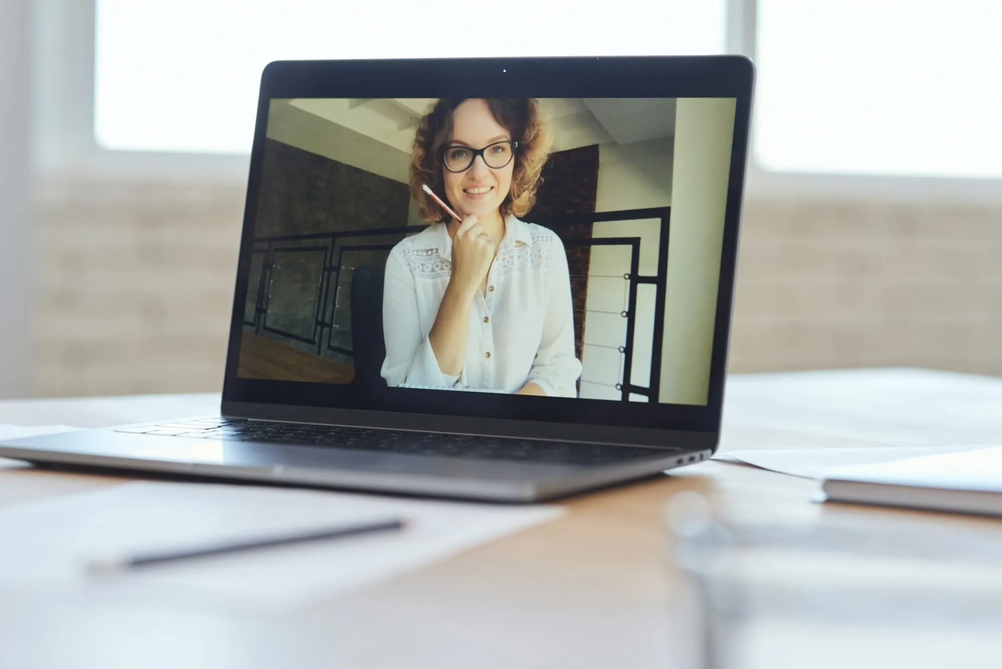 Frau nimmt per Laptop an einem Online-Coaching-Gespräch teil
