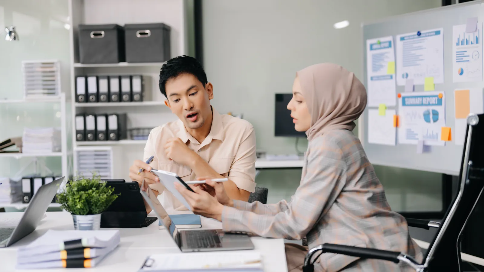 Meeting about marketing and customer acquisition in an office