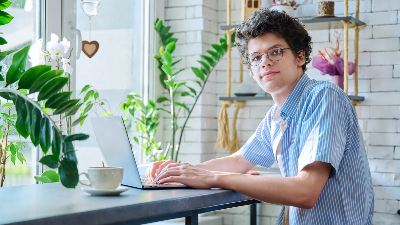 Schüler arbeitet nach dem Unterricht am Laptop