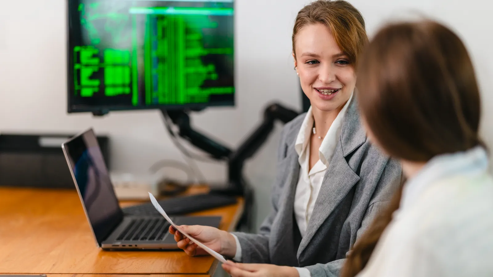 IT-Beraterin bespricht mit einer Kundin ein Projekt
