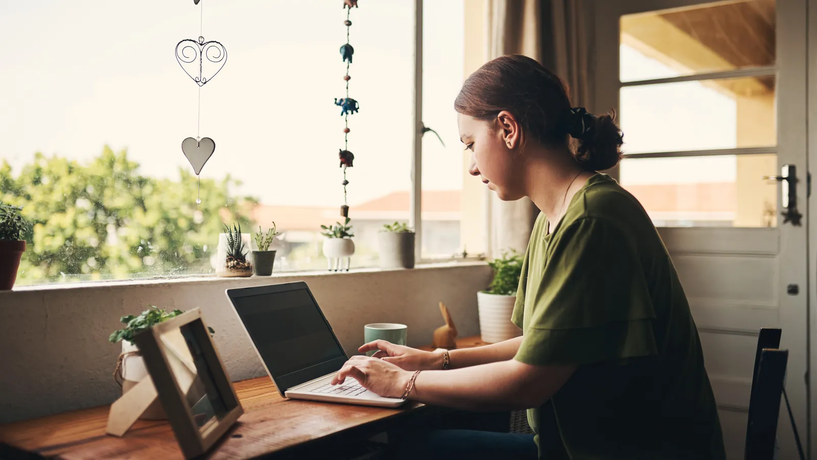 Freiberuflerin arbeitet am Laptop im Homeoffice