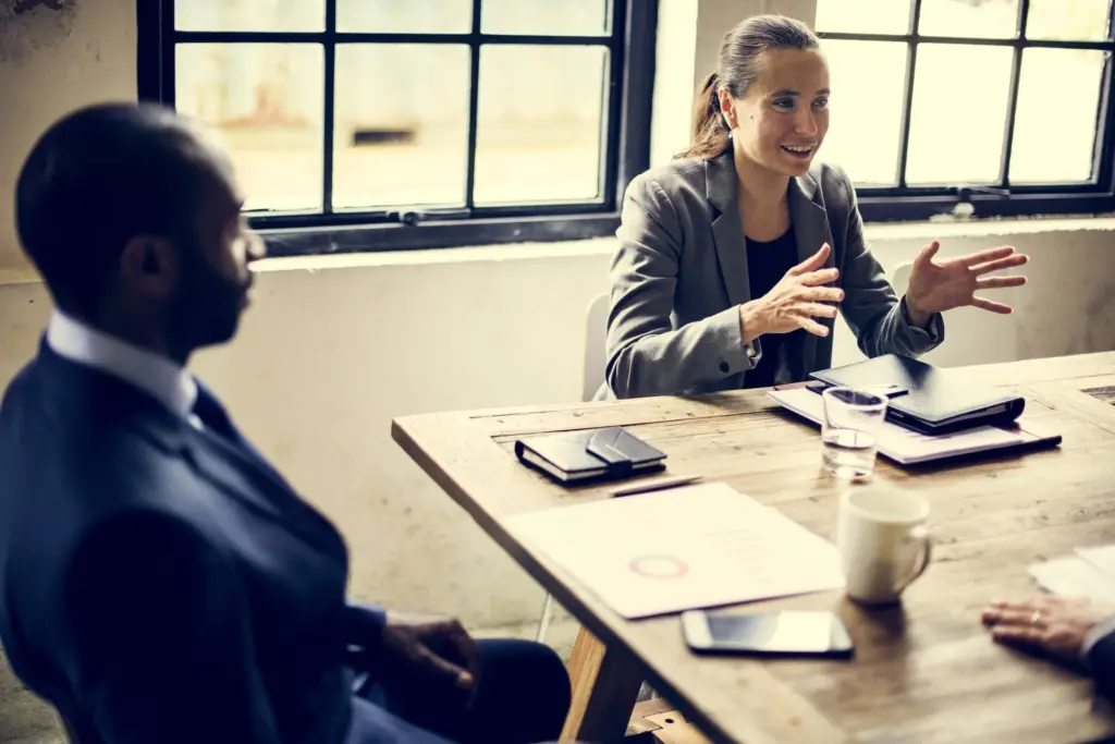 Beratungsgespräch zu Arbeitslosengeld und Existenzgründung im Büro