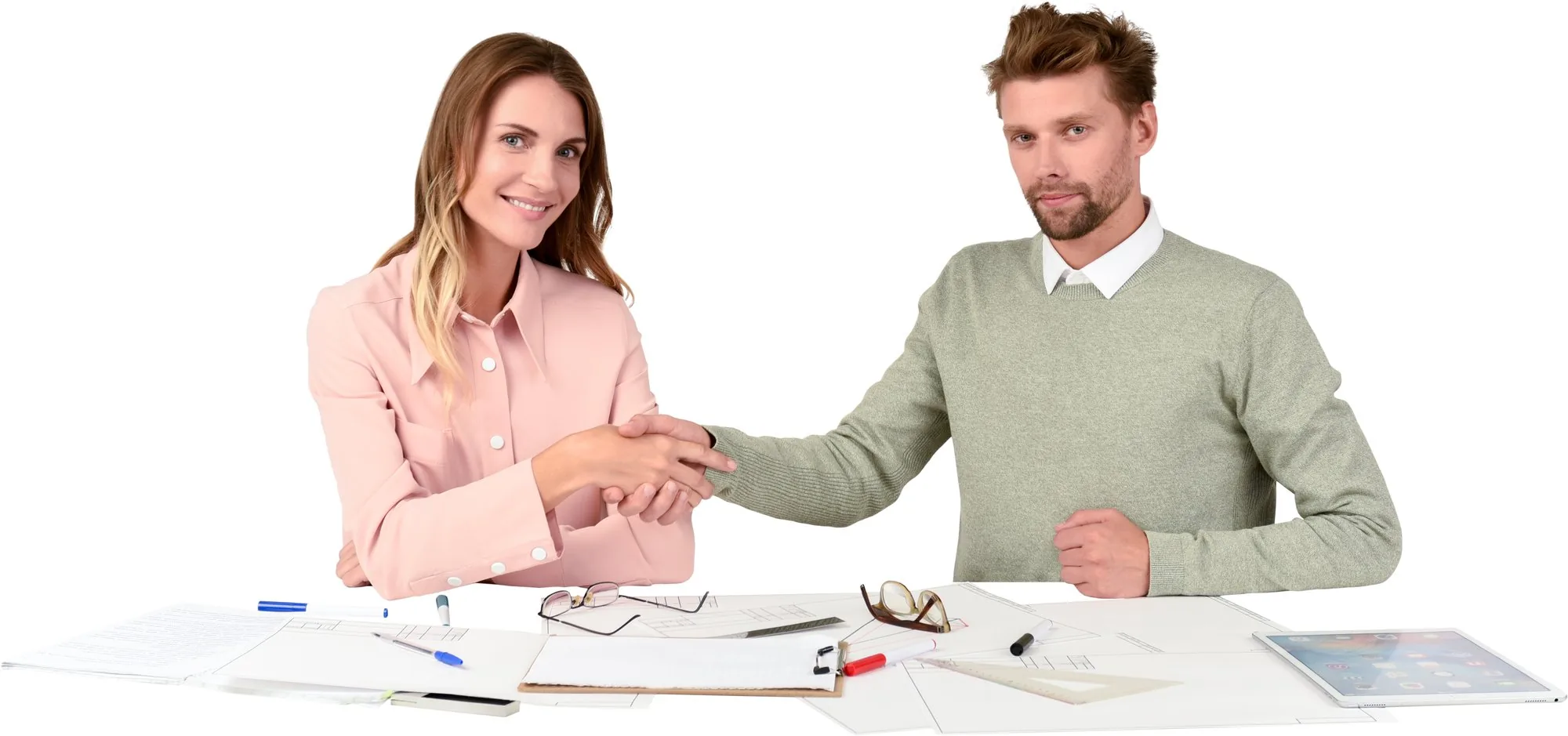 Arbeitgeber und neue Mitarbeiterin besiegeln die Einstellung per Handschlag