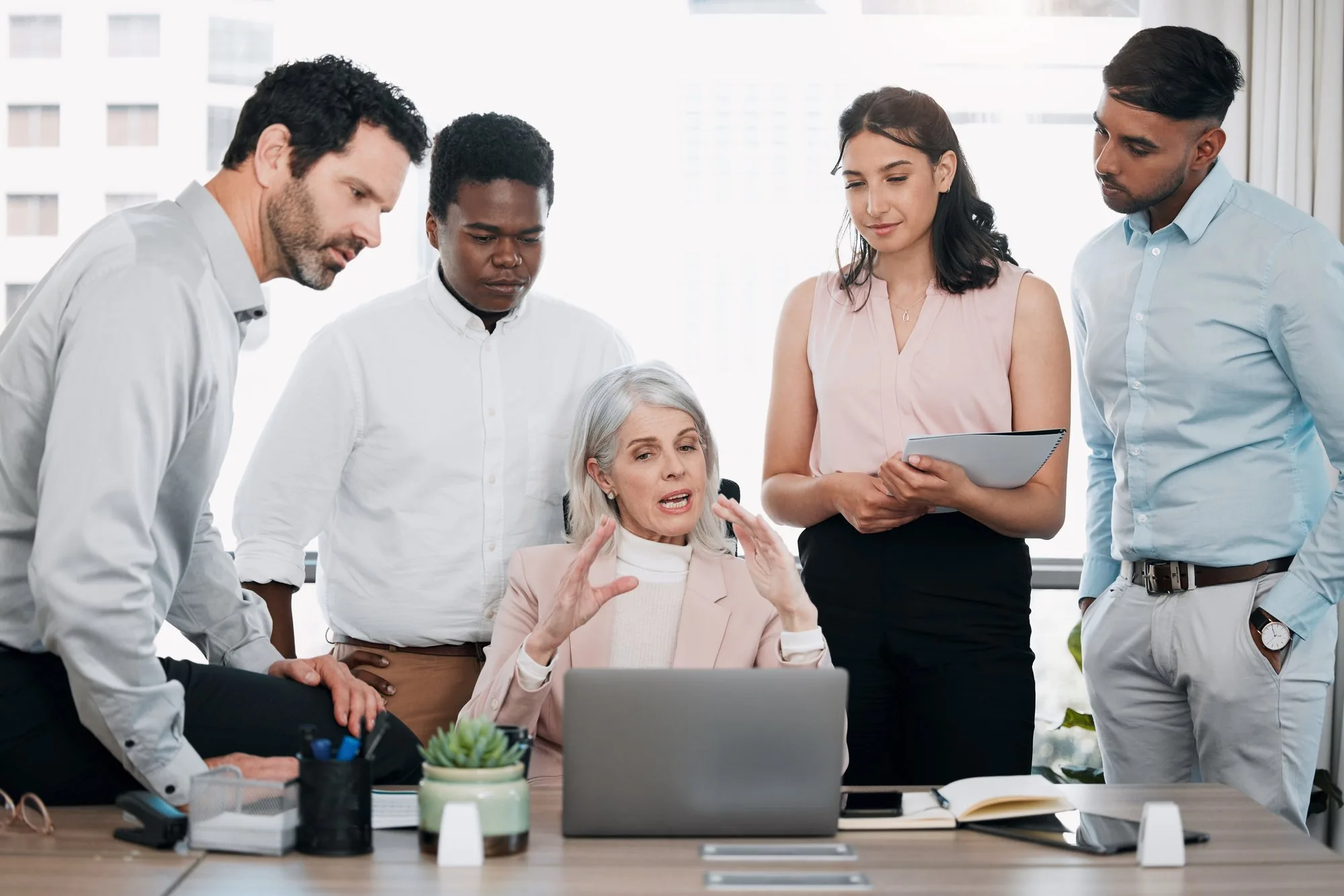 Generationenübergreifendes Team arbeitet gemeinsam im Büro