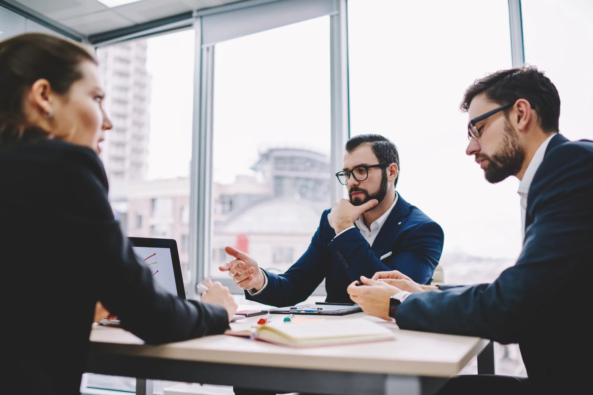 Team bespricht gemeinsam Auswertungen im modernen Büro