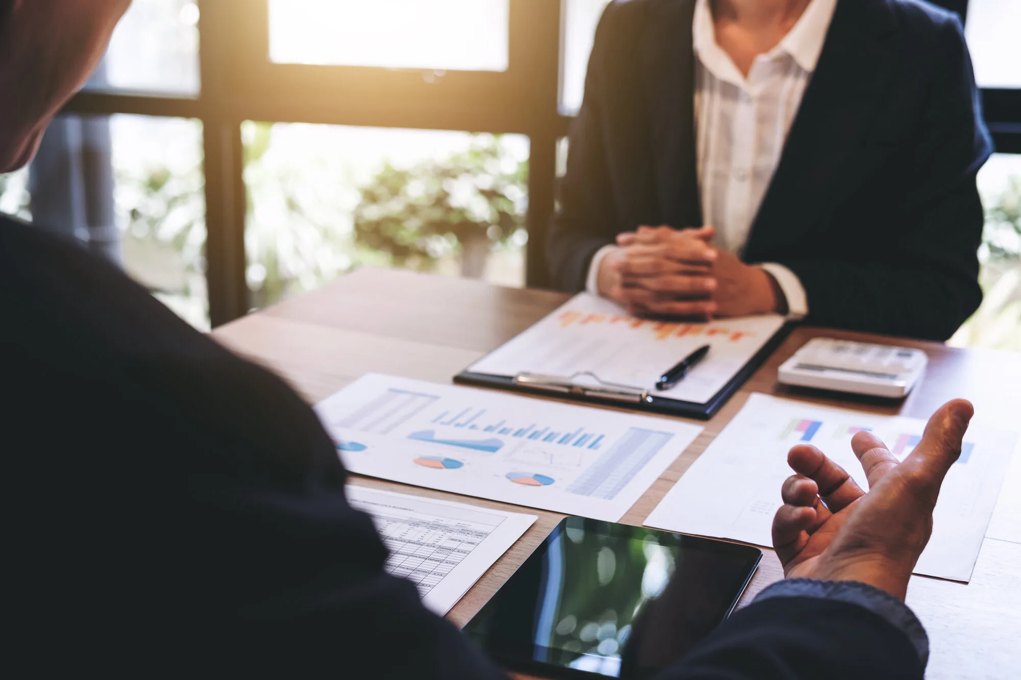 Team analysiert gemeinsam Finanzierungsunterlagen und Kennzahlen