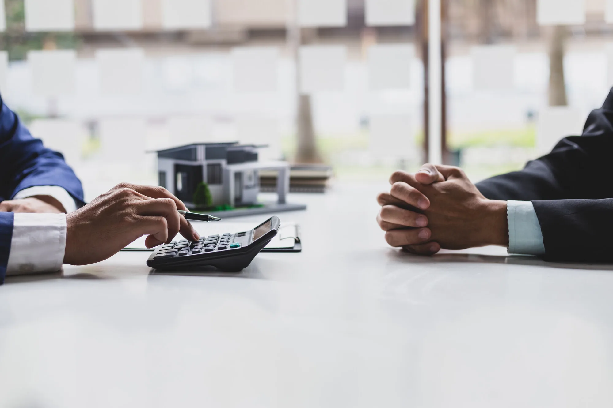 Unterlagen und Businessplan für eine Kreditanfrage werden geprüft