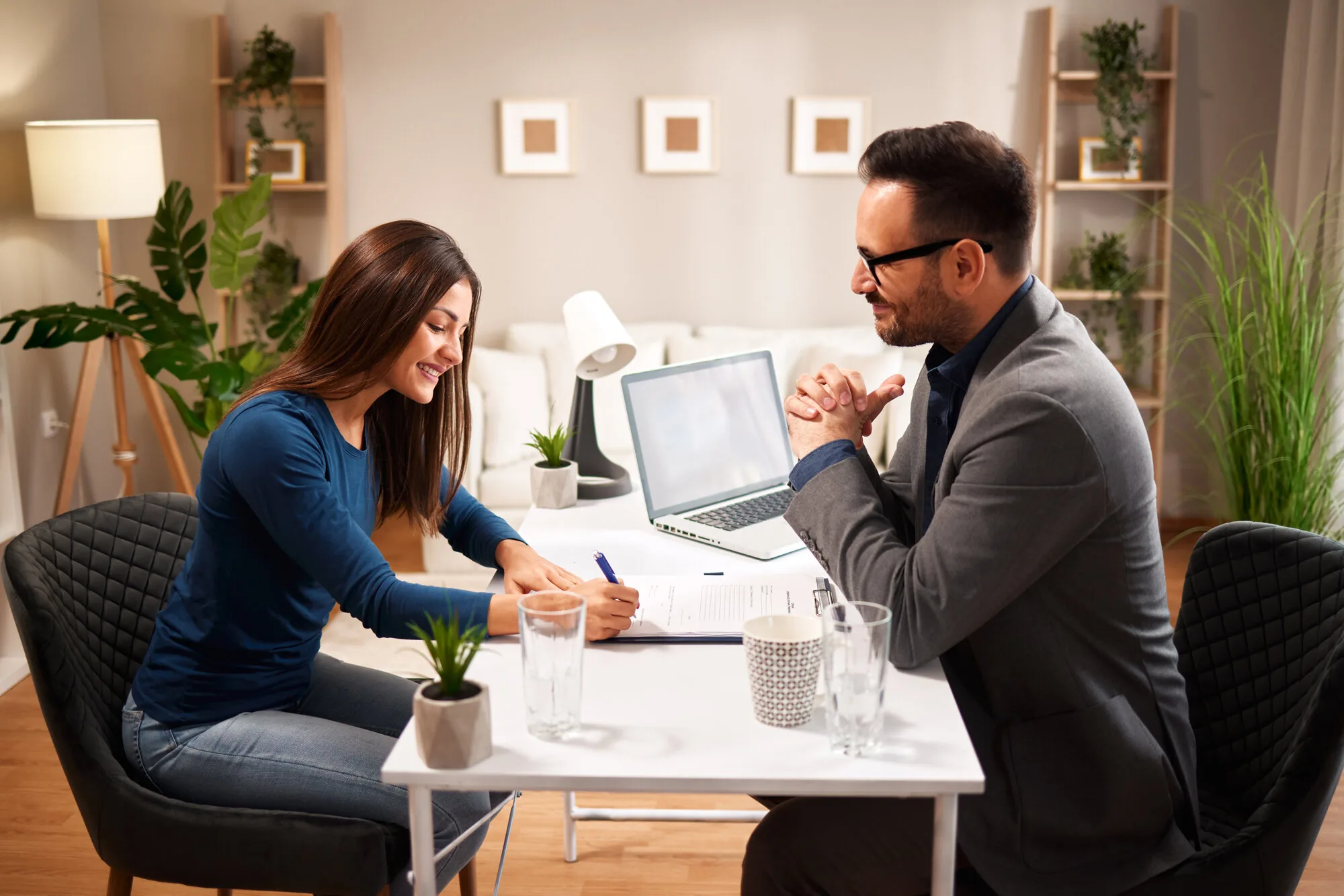 Vertragsunterlagen und Beratungsgespräch im Büro