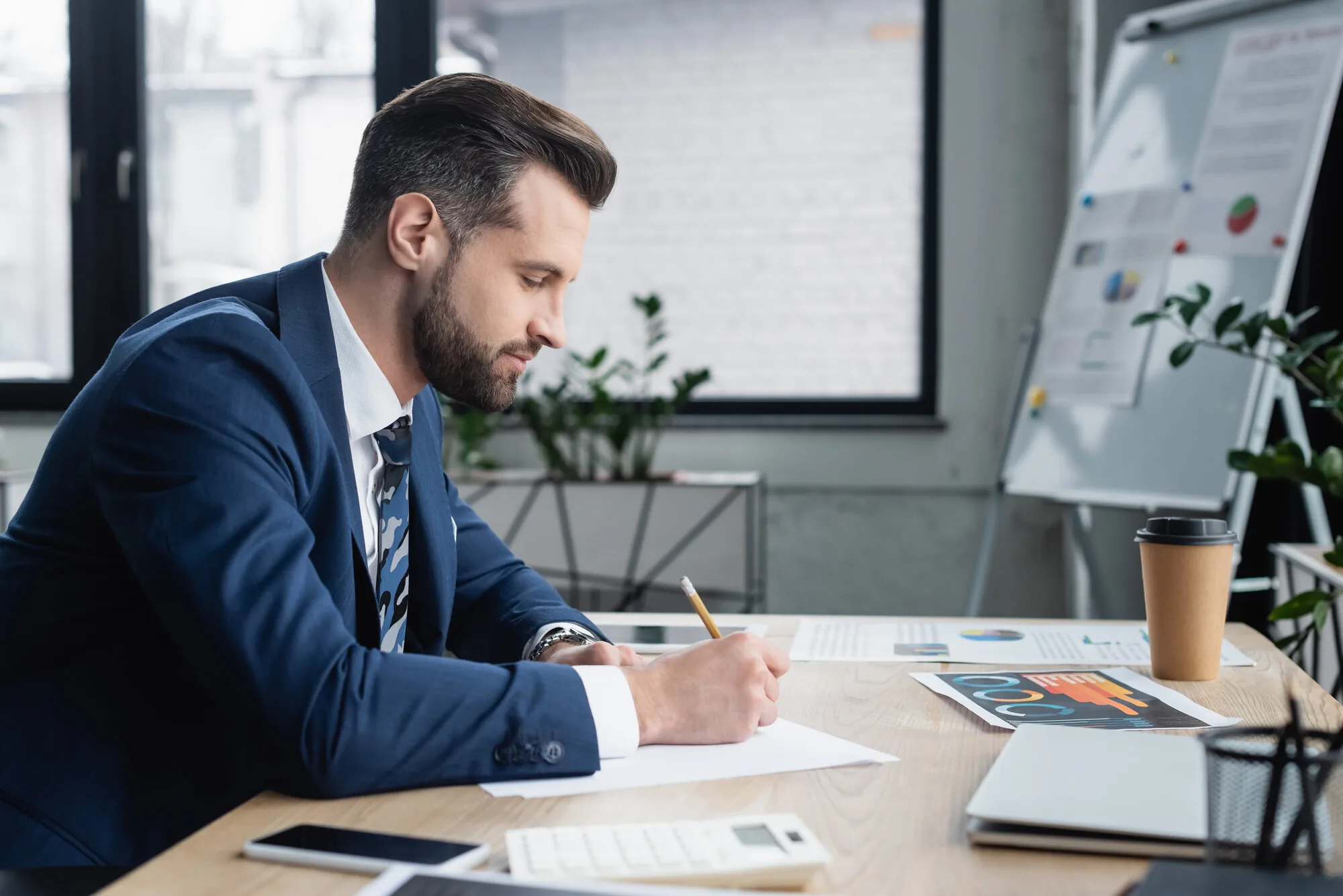 Unternehmerin arbeitet konzentriert an einem Gründungskonzept
