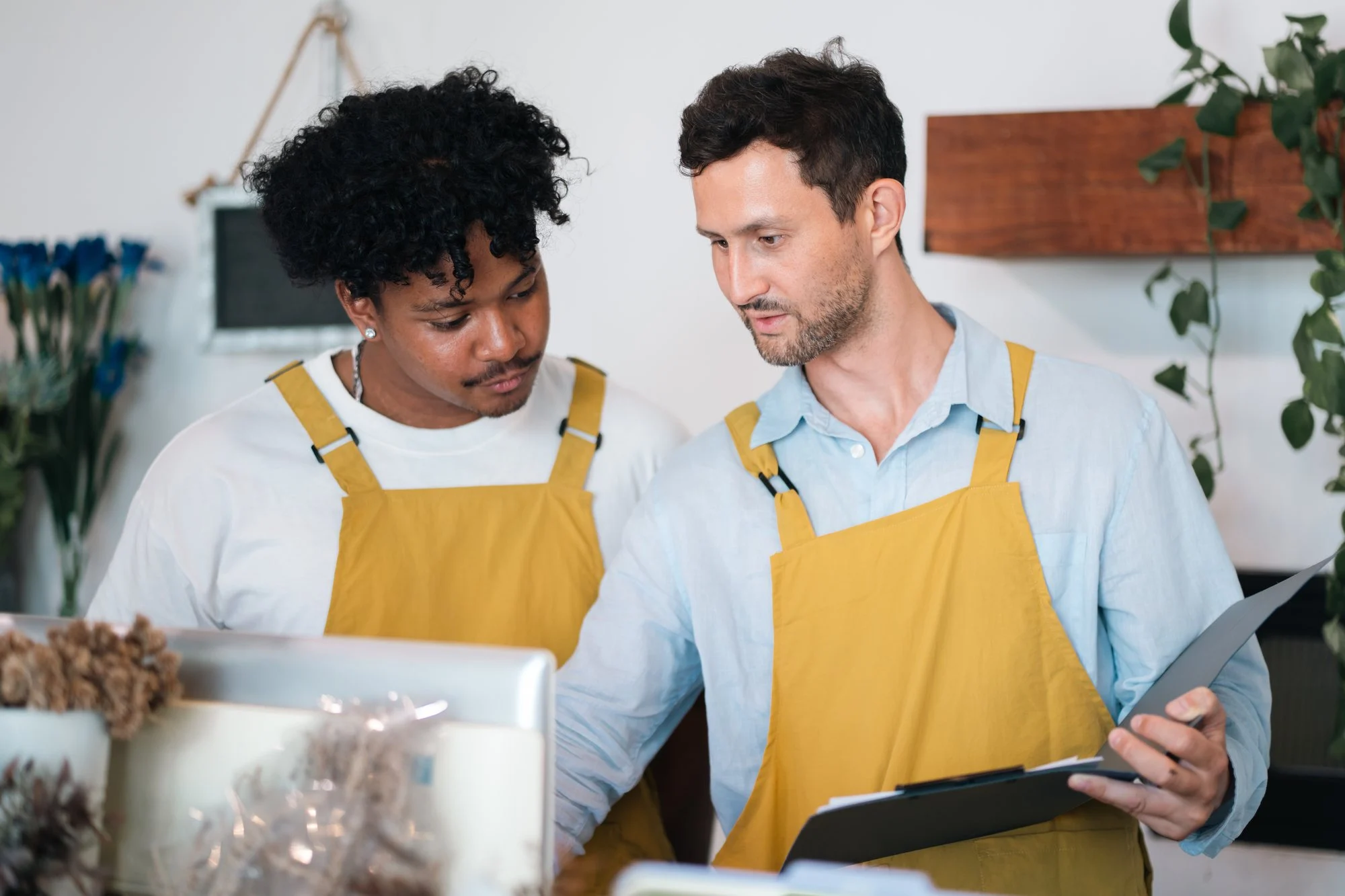 Gründerin plant ihr Vorhaben am Schreibtisch mit Unterlagen und Laptop