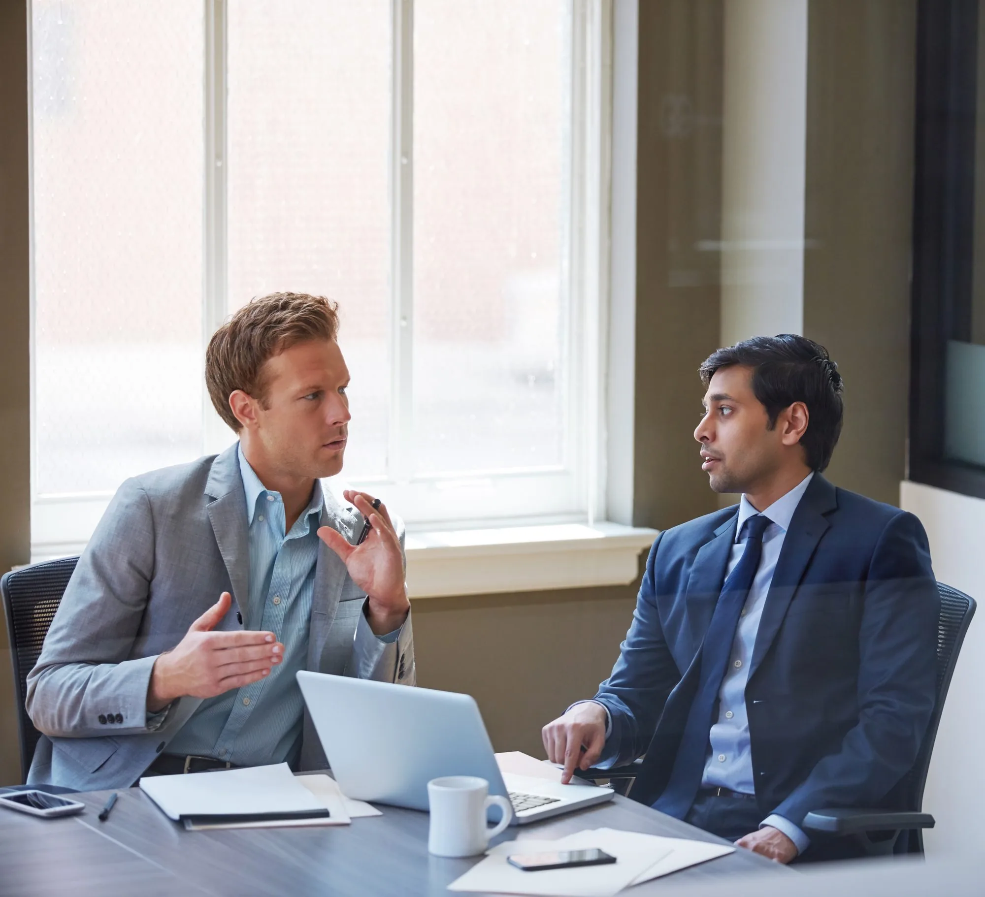 Zwei Gründer besprechen den Businessplan im Büro