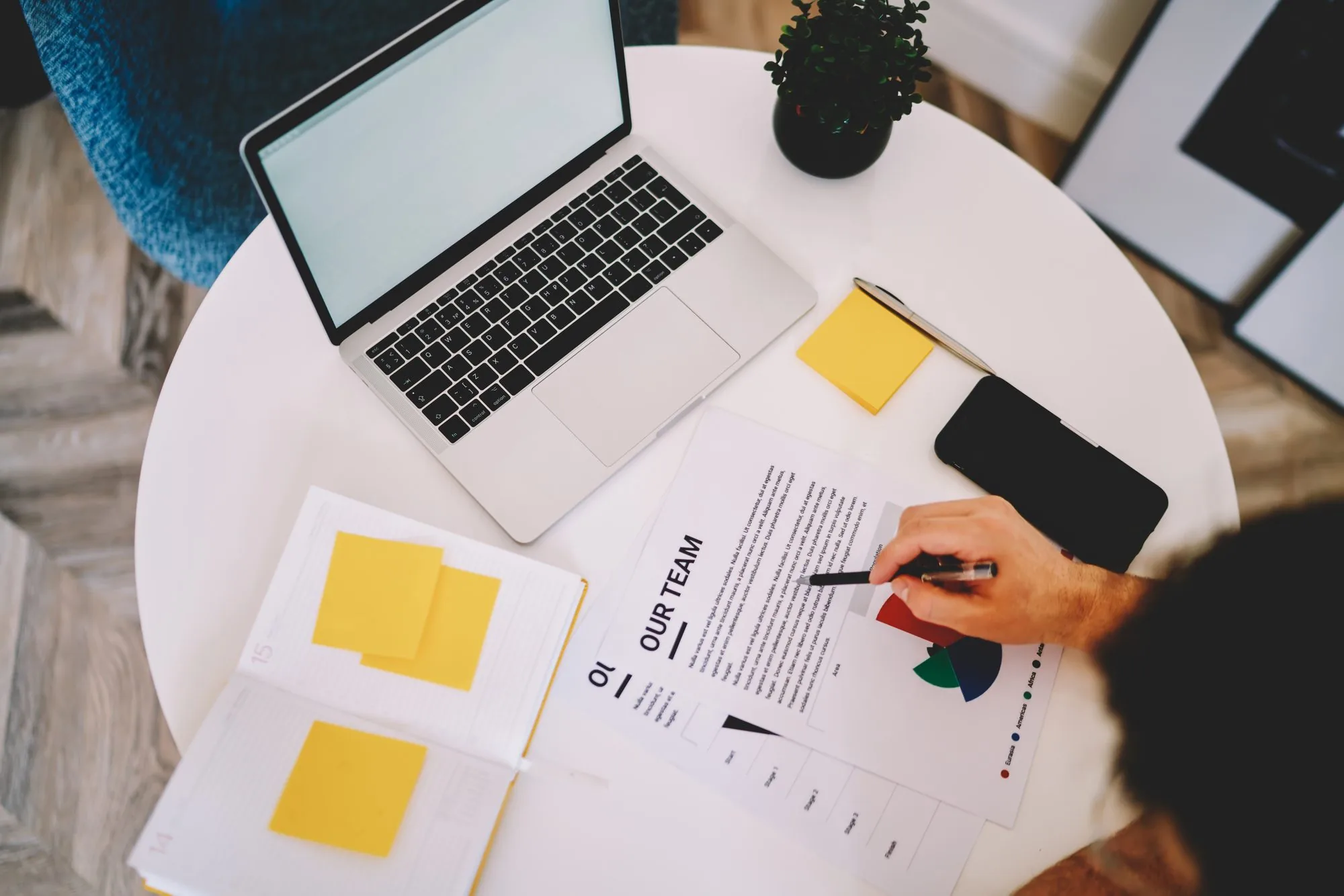 Person analysiert Finanzunterlagen und Auswertungen im Büro
