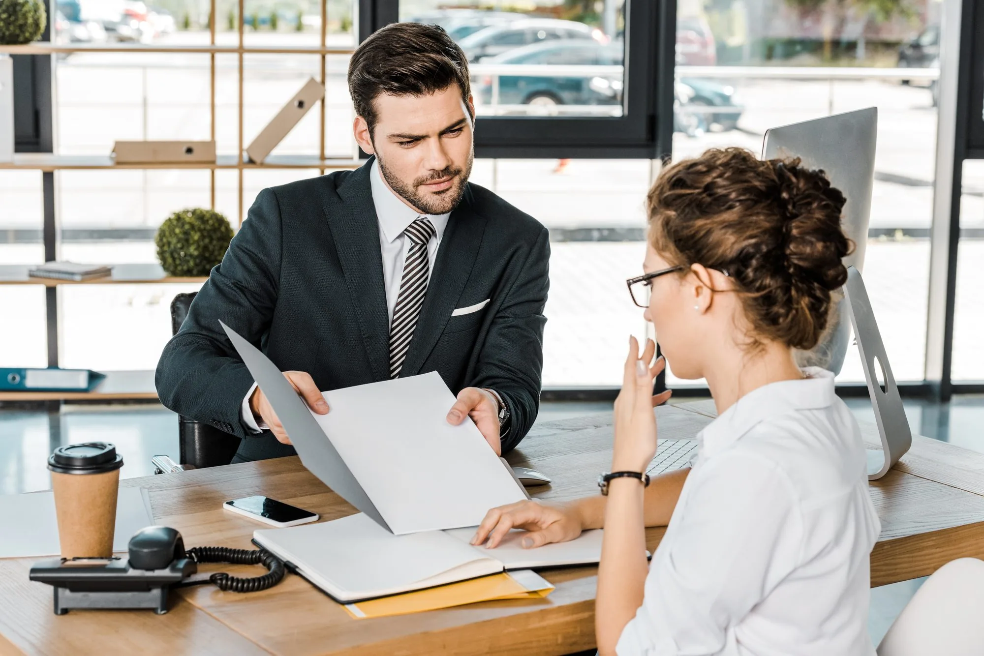 Beratungsgespräch zwischen Gründerin und Fachberater über den Businessplan