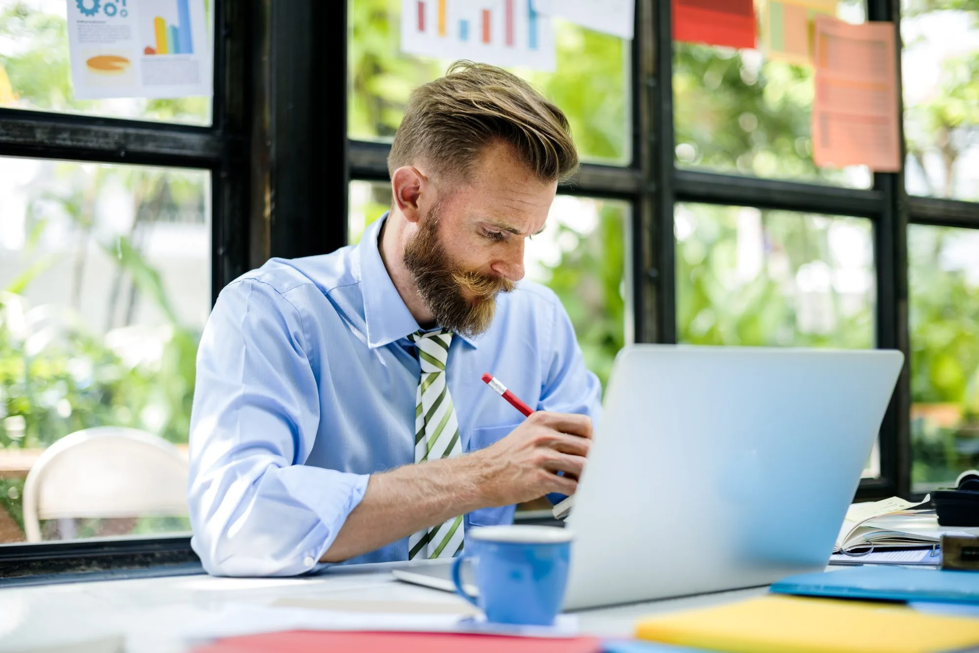 Unternehmerin arbeitet konzentriert an Businessplan und Finanzplanung am Laptop